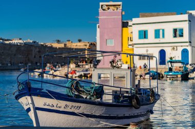 Kasbah duvarı ve eski limanlarda resimli evler olan liman manzarası. Bizerte . Tunus 