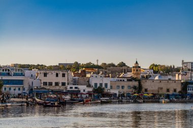Kasbah duvarı ve eski limanlarda resimli evler olan liman manzarası. Bizerte . Tunus 