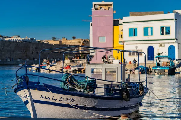 Kasbah duvarı ve eski limanlarda resimli evler olan liman manzarası. Bizerte . Tunus 