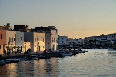 Kasbah duvarı ve eski limanlarda resimli evler olan liman manzarası. Bizerte . Tunus 