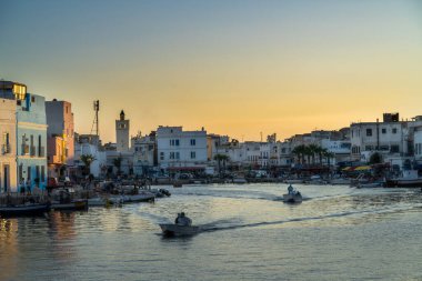 Kasbah duvarı ve eski limanlarda resimli evler olan liman manzarası. Bizerte . Tunus 