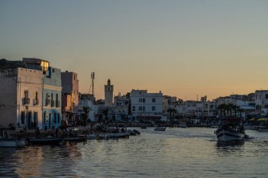 Kasbah duvarı ve eski limanlarda resimli evler olan liman manzarası. Bizerte . Tunus 