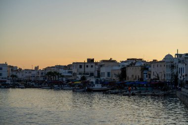 Kasbah duvarı ve eski limanlarda resimli evler olan liman manzarası. Bizerte . Tunus 