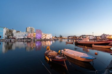 Kasbah duvarı ve eski limanlarda resimli evler olan liman manzarası. Bizerte . Tunus 