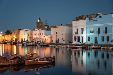 Kasbah duvarı ve eski limanlarda resimli evler olan liman manzarası. Bizerte . Tunus 