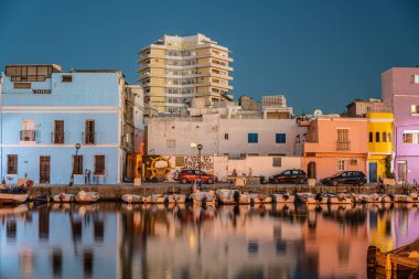 Kasbah duvarı ve eski limanlarda resimli evler olan liman manzarası. Bizerte . Tunus 