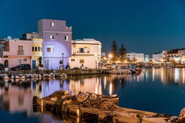 Kasbah duvarı ve eski limanlarda resimli evler olan liman manzarası. Bizerte . Tunus 