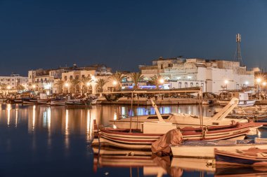 Kasbah duvarı ve eski limanlarda resimli evler olan liman manzarası. Bizerte . Tunus 