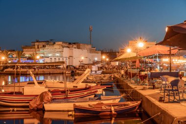 Kasbah duvarı ve eski limanlarda resimli evler olan liman manzarası. Bizerte . Tunus 