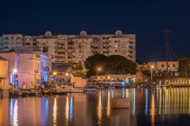 Kasbah duvarı ve eski limanlarda resimli evler olan liman manzarası. Bizerte . Tunus 