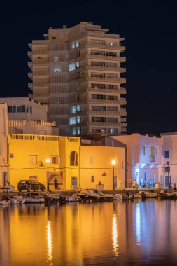 Kasbah duvarı ve eski limanlarda resimli evler olan liman manzarası. Bizerte . Tunus 