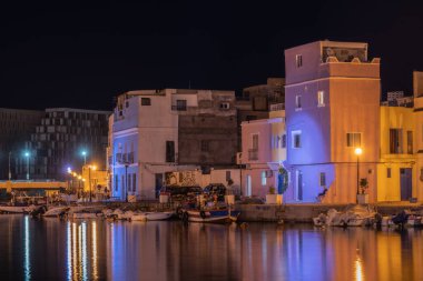 Kasbah duvarı ve eski limanlarda resimli evler olan liman manzarası. Bizerte . Tunus 