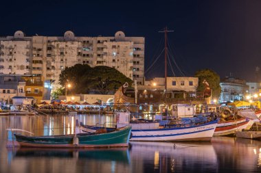Kasbah duvarı ve eski limanlarda resimli evler olan liman manzarası. Bizerte . Tunus 