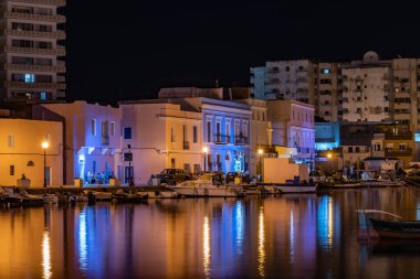 Kasbah duvarı ve eski limanlarda resimli evler olan liman manzarası. Bizerte . Tunus 