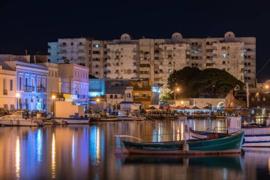 Kasbah duvarı ve eski limanlarda resimli evler olan liman manzarası. Bizerte . Tunus 