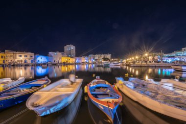 Kasbah duvarı ve eski limanlarda resimli evler olan liman manzarası. Bizerte . Tunus 