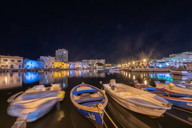 Kasbah duvarı ve eski limanlarda resimli evler olan liman manzarası. Bizerte . Tunus 