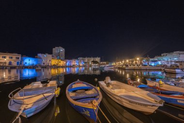 Kasbah duvarı ve eski limanlarda resimli evler olan liman manzarası. Bizerte . Tunus 