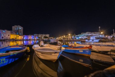 Kasbah duvarı ve eski limanlarda resimli evler olan liman manzarası. Bizerte . Tunus 