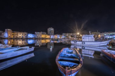 Kasbah duvarı ve eski limanlarda resimli evler olan liman manzarası. Bizerte . Tunus 
