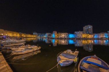 Kasbah duvarı ve eski limanlarda resimli evler olan liman manzarası. Bizerte . Tunus 