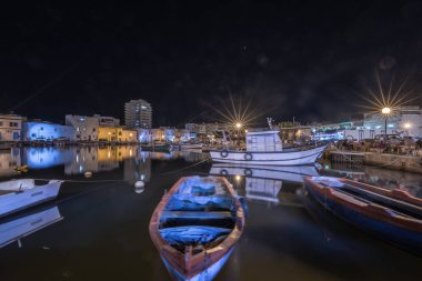 Kasbah duvarı ve eski limanlarda resimli evler olan liman manzarası. Bizerte . Tunus 