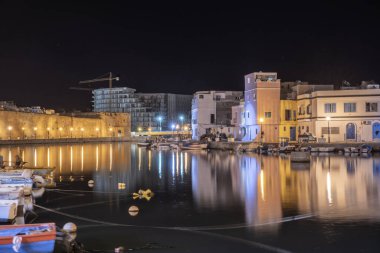 Kasbah duvarı ve eski limanlarda resimli evler olan liman manzarası. Bizerte . Tunus 