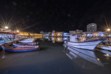Kasbah duvarı ve eski limanlarda resimli evler olan liman manzarası. Bizerte . Tunus 