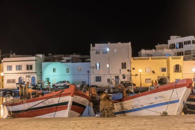 Kasbah duvarı ve eski limanlarda resimli evler olan liman manzarası. Bizerte . Tunus 