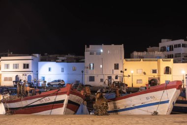 Kasbah duvarı ve eski limanlarda resimli evler olan liman manzarası. Bizerte . Tunus 