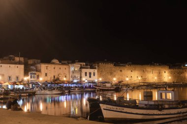 Kasbah duvarı ve eski limanlarda resimli evler olan liman manzarası. Bizerte . Tunus 