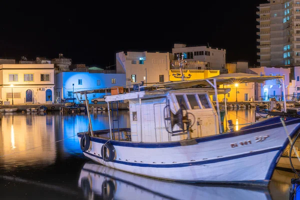 Kasbah duvarı ve eski limanlarda resimli evler olan liman manzarası. Bizerte . Tunus 
