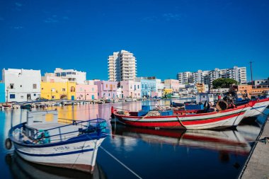 Kasbah duvarı ve eski limanlarda resimli evler olan liman manzarası. Bizerte . Tunus 