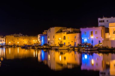 Kasbah duvarı ve eski limanlarda resimli evler olan liman manzarası. Bizerte . Tunus 