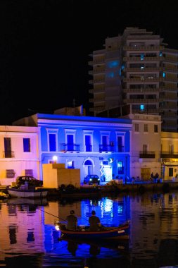 Kasbah duvarı ve eski limanlarda resimli evler olan liman manzarası. Bizerte . Tunus 
