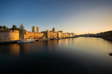 Kasbah duvarı ve eski limanlarda resimli evler olan liman manzarası. Bizerte . Tunus 