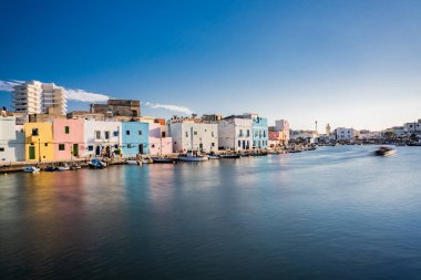 Kasbah duvarı ve eski limanlarda resimli evler olan liman manzarası. Bizerte . Tunus 