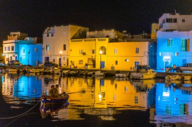 Kasbah duvarı ve eski limanlarda resimli evler olan liman manzarası. Bizerte . Tunus 