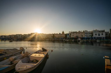 Kasbah duvarı ve eski limanlarda resimli evler olan liman manzarası. Bizerte . Tunus 
