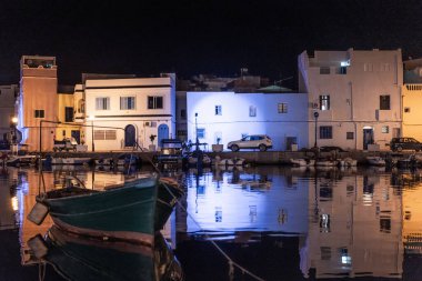 Kasbah duvarı ve eski limanlarda resimli evler olan liman manzarası. Bizerte . Tunus 