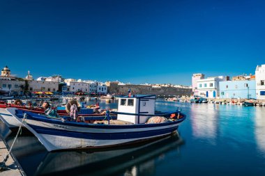Kasbah duvarı ve eski limanlarda resimli evler olan liman manzarası. Bizerte . Tunus 