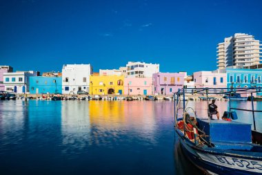Kasbah duvarı ve eski limanlarda resimli evler olan liman manzarası. Bizerte . Tunus 