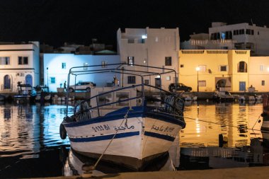 Kasbah duvarı ve eski limanlarda resimli evler olan liman manzarası. Bizerte . Tunus 