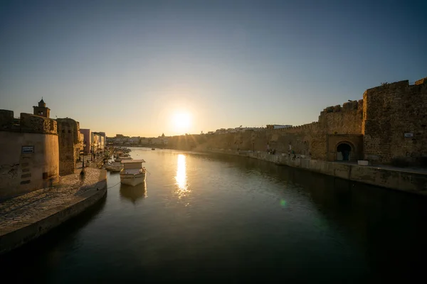 Blick Auf Die Uferpromenade Mit Kasbah Mauer Und Malerischen Häusern — Stockfoto