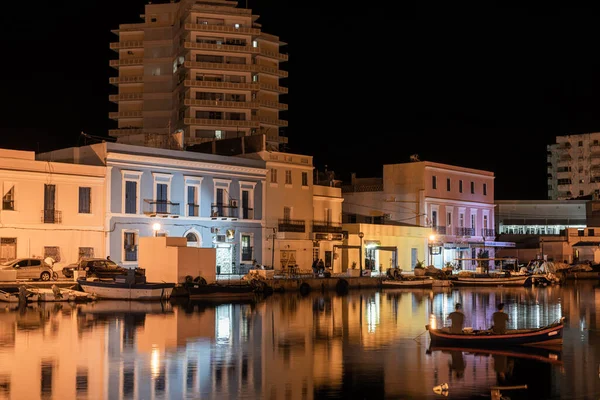 Kasbah duvarı ve eski limanlarda resimli evler olan liman manzarası. Bizerte . Tunus 