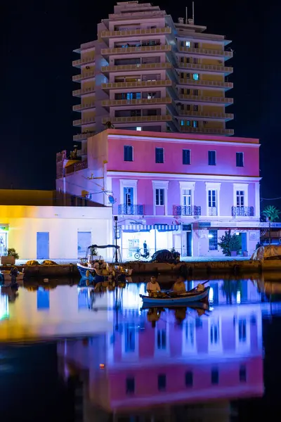 Kasbah duvarı ve eski limanlarda resimli evler olan liman manzarası. Bizerte . Tunus 