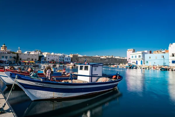 Kasbah duvarı ve eski limanlarda resimli evler olan liman manzarası. Bizerte . Tunus 