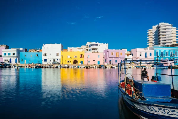 Kasbah duvarı ve eski limanlarda resimli evler olan liman manzarası. Bizerte . Tunus 