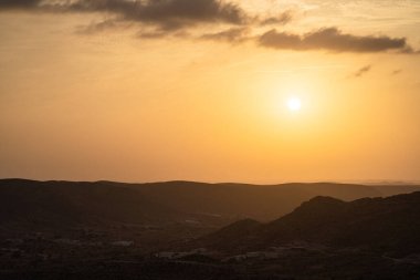 Tunus 'un güney bölgesi Dahar' da gün batımı 