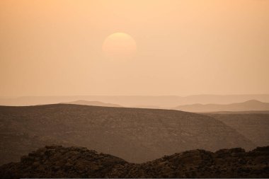 Tunus 'un güney bölgesi Dahar' da gün batımı 